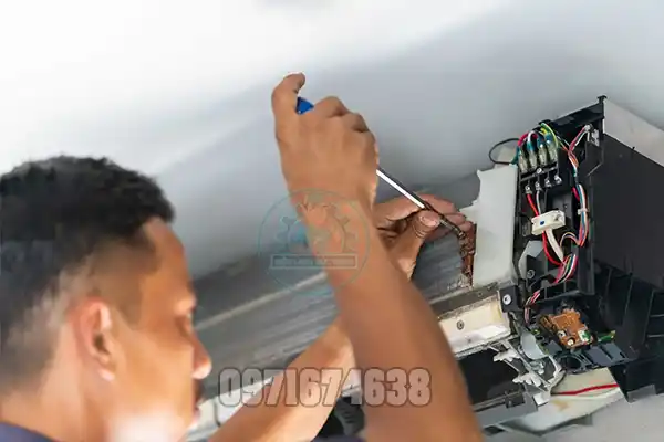 Thợ Sửa Điều Hòa Tại Nhân Chính, Quan Nhân, Lê Văn Lương